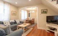 Cozy 4 bedroom cottage in town, with parking - Bungalows