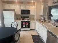 Cozy 2-bedroom condo in enchanting Petoskey with WiFi, AC. State Park, Bike Path - 民宿