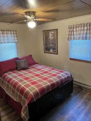 Cabin in waterfall country with trail access and screened porch.  Pet friendly! - 2-Star