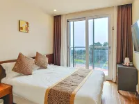 Ocean Blue Hotel Отели рядом с достопримечательностью «Музей медведей Джоан»
