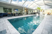 BRAND NEW, COVERED Heated Pool, Baja Ledge, Hot Tub, Large home PS5, WIFI, AC - Uima-altaat