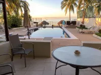 Beachfront condo - steps to sand and surf - Pools