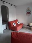 Newly renovated apartment/studio, garden level, quiet location, walking distance to beach and shops - 3星級