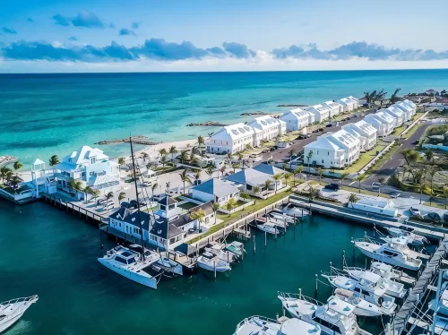 Breathtaking Poolfront 3-Bedroom Condo, Just 8-Min Walk to Pristine Beach! - 3 étoiles