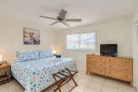 Fiesta Flamingo Cottage Blocks to Beach & River ~ Kayaks and Bikes Provided! - บังกะโล