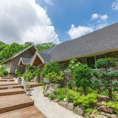 Gapyeong Valley Pension Luan (Valley in front of the pension) Отели рядом с достопримечательностью «Храм Тэвонса»