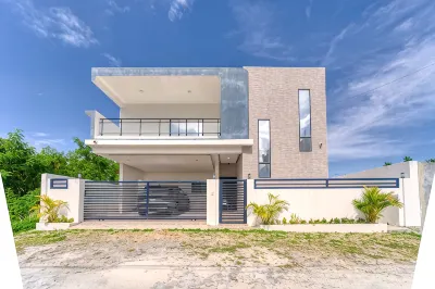 Modern Villa w/ Pool & Garden Hotel di 