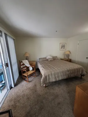 Sunny 2bd Retreat with Mountain Views, Fireplace, AZ Room & GVR Access! - Wifi