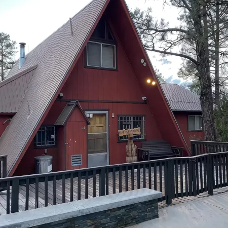 Doe Cabin Cozy Retreat Among the Pines Отели в г. Хебер-Овергаард