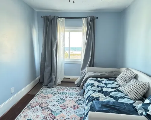 Charming 2-bedroom building in delightful Hull with ocean view ハルのホテル