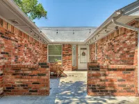 Chic 4BR Retreat with Big Backyard and Outdoor Dining Spaces - Boutique