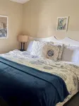 Oceanfront Cottage: Private Dock, Beach Access, Hot Tub, BBQ & Free Kayaks - balcony