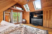 Riverfront Cabin with Cedar Wood Hot Tub, Dry Sauna, and Dock - Homestays