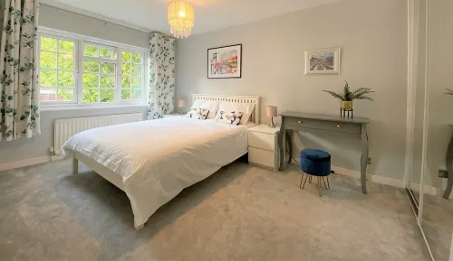7 Mins to Gatwick Airport, Easy Commute to London! Comfortable King Size Bed! - Wifi