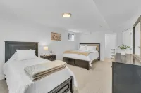 Newly remodeled 5-bedroom house  1.8 mi to Old Town Arvada  Hot Tub, AC - 精品