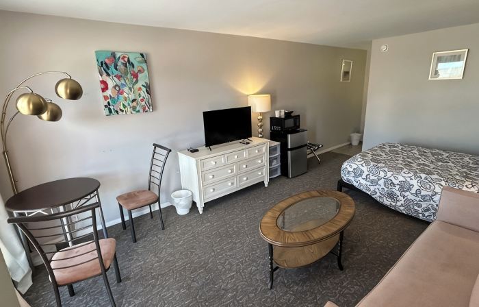 One Queen bed  studio with WiFi, smart TV and AC in welcoming Fillmore.