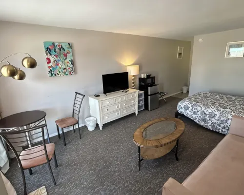 One Queen bed studio with WiFi, smart TV and AC in welcoming Fillmore. โรงแรมในฟิลมอร์