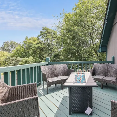 POOL! Hot Tub, Lake, and LOCATION! Hiking, Adventures or Relaxation