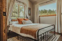 3-bedroom chalet in enchanting Bailey, Walk to town, Game Room, BBQ