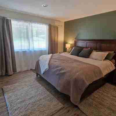 Cozy Pnw Escape in Town with Hidden Creek Spot, Perfect for Exploring Olympic NP Rooms