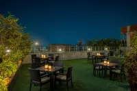 Hotel Neu Villa, City Centre - 5 Minute from Connaught Place & Ndls Station - С баром
