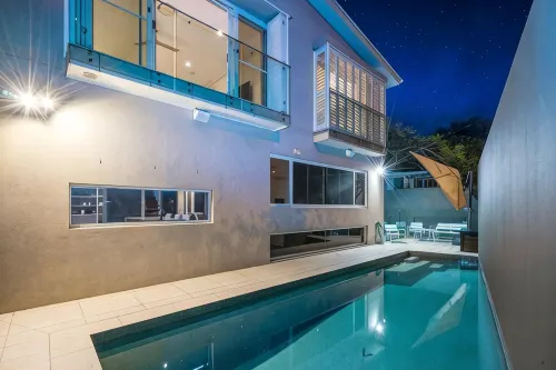 Large home, pool, Central, Walk to Beach 5 min - ヴィラ