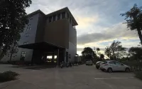 โรงแรมริเวอร์ราวรรณ - ที่มีที่จอดรถ