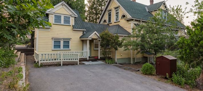 Gorgeous Historic Victorian - Walk to Downtown Truckee! Central to ski resorts! Ξενοδοχεία στην πόλη Truckee