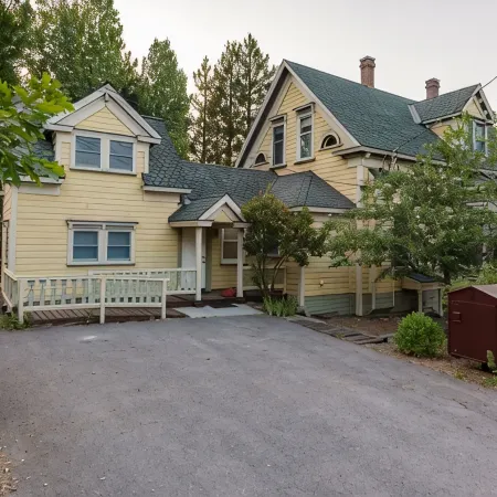 Gorgeous Historic Victorian - Walk to Downtown Truckee! Central to ski resorts!