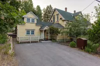 Gorgeous Historic Victorian - Walk to Downtown Truckee! Central to ski resorts! - 4 tähden