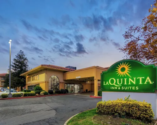 La Quinta Inn & Suites by Wyndham Oakland - Hayward Hotels in Hayward