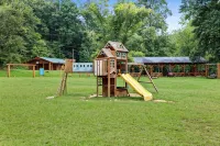 Arcade Cabin with Sauna, Cold Plunge, Hot Tub, Putting Green, and Mountain View - Mountain view