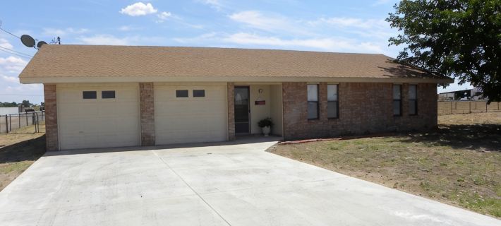 Country Haven has 3 bedrooms and 2 baths. A kitchen, living room and dining. Ξενοδοχεία στην πόλη Lea County