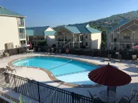 Beautiful 2BR/2BA Penthouse Condo Overlooking Table Rock Lake! - Pools