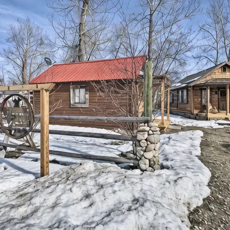 Winter at Kodow Kabin! 1865 cabin /hot tub close to Red Lodge and skiing!