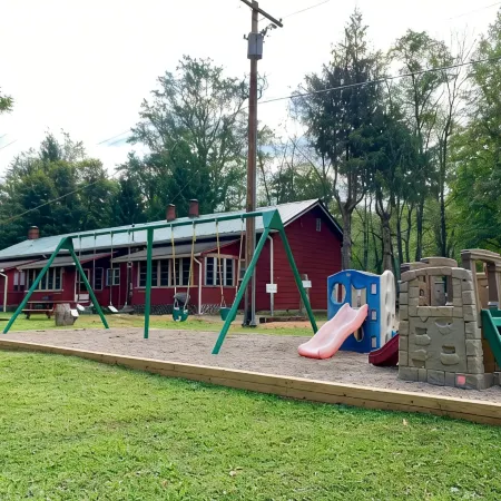 RIVERFRONT 2 STORY, 4 BR, 2 Bath, Washer/Dryer, HOT TUB, Pet Friendly