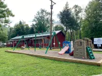 RIVERFRONT 2 STORY, 4 BR, 2 Bath, Washer/Dryer, HOT TUB, Pet Friendly - 3-Star