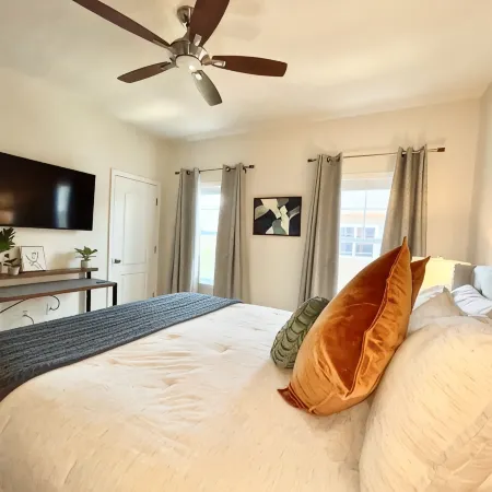 Charming DC Townhome with 3 Private Bedroom Suites Отели рядом с достопримечательностью «Беннинг-роуд»
