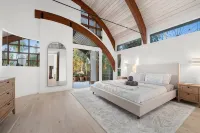 Newly Remodeled Luxury Waterfront Home on Venice Canal with Jacuzzi