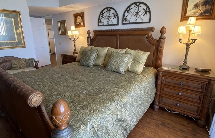 LUXURY WEST FACING CONDO -  STUNNING VIEWS AND BOAT DOCK!!!