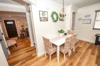 KING BED- BRAND NEW FARMHOUSE II - Homestays