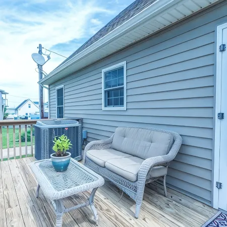 Bowers Retreat - Sleeps 10 - Steps to Beach & Bars! 10 Minutes to de Turf!