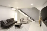 Modern Studio Duplex -15 min to Beach - 2-Star