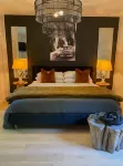 Fully Renovated Luxury Brighton Cabin w/ Hot Tub - Hytter