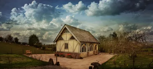 Ebony Cottage is an Escape from the Outside World. - Pools