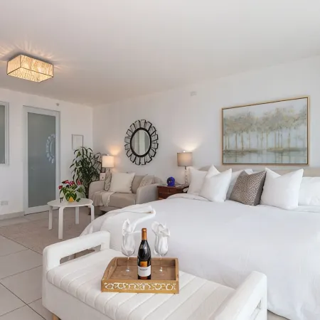 5 minutes to SJU airport, Steps to Isla Verde Beach, 15th Fl. w/Prkg @ESJ Towers