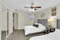 Cozy 2 Bedroom Home Mins from Downtown Champaign - Bungalows
