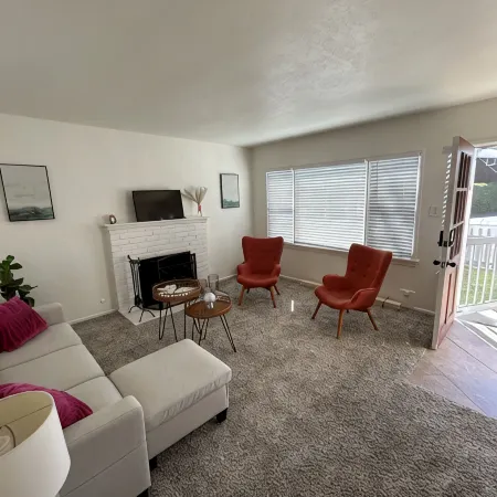 Entire Home by Newport Beach, Disneyland and SNA! Pet Friendly Home Downtown