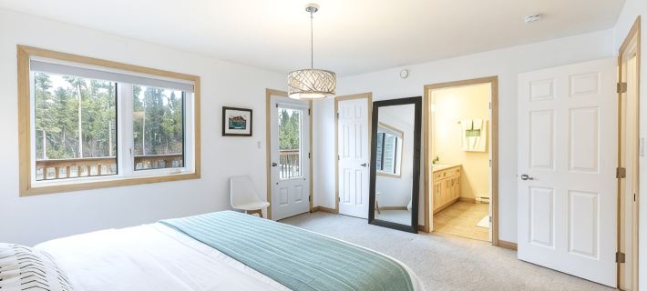 Mountain Haus w/ HOT TUB & large backyard w/firepit. Only 7 mins to downtown Hoteles en Whitehorse