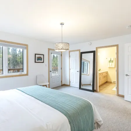 Mountain Haus w/ HOT TUB & large backyard w/firepit. Only 7 mins to downtown